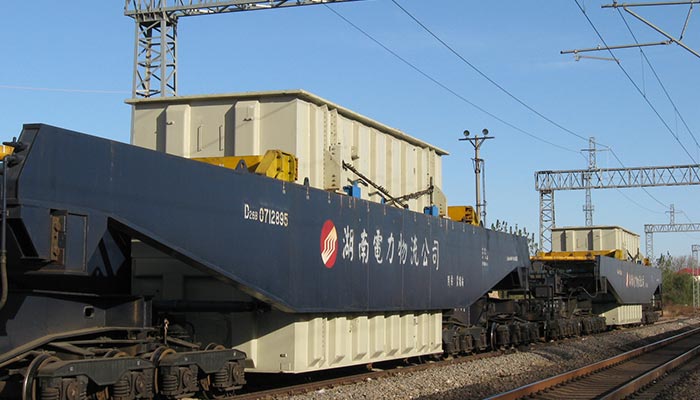 自主研制的D26B铁路特种自备车，载重290吨，目前公司拥有3辆
