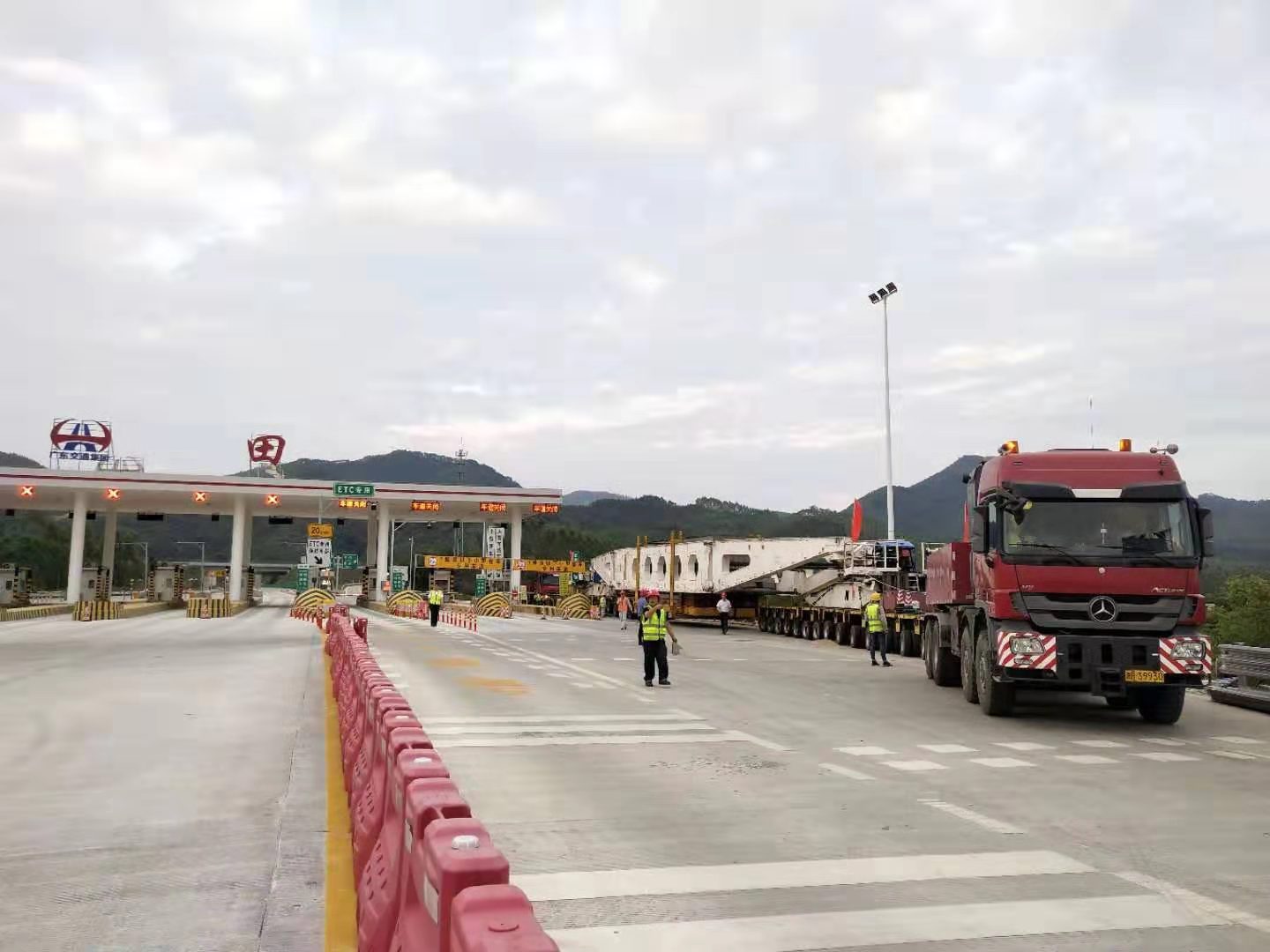 郑州周边高速收费站解除管制恢复通行，此前出城车辆拥堵数公里-新闻频道-和讯网