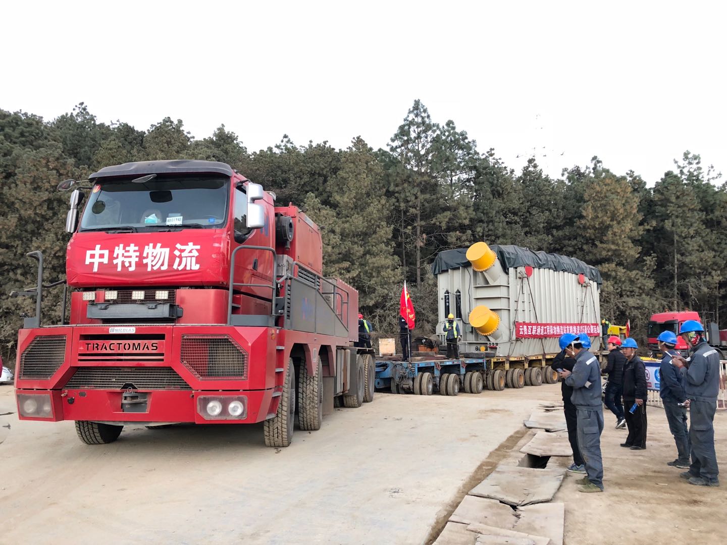 First converter of Yunnan-guizhou project Luquan Converter Station was transported into station